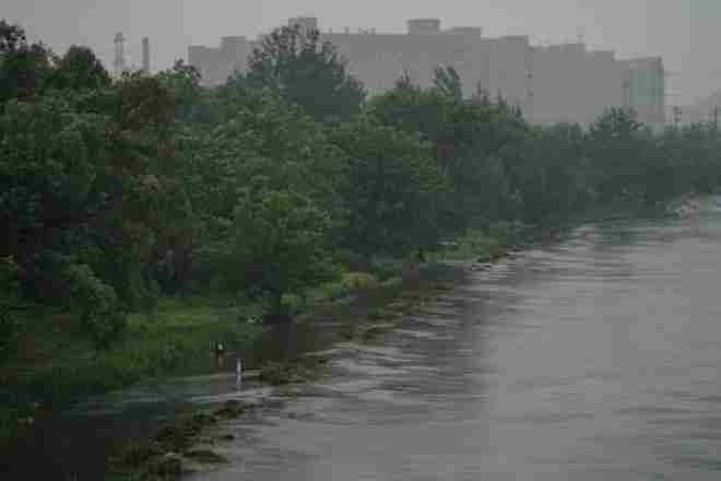 图7：7月12日，在北京市大兴区亦庄镇凉水河畔，河水漫上河两侧的步道.jpg